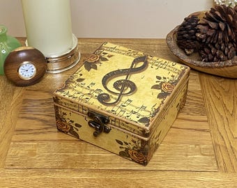 Caja de recuerdos de madera con decoupage, motivo de nota musical