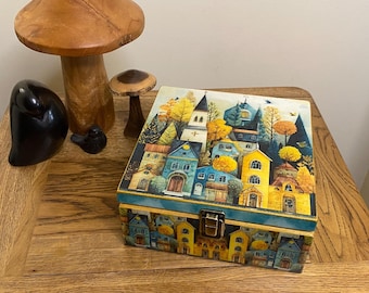 Caja cuadrada de madera decorada. Diseño pintoresco de pueblo en estilo decoupage.