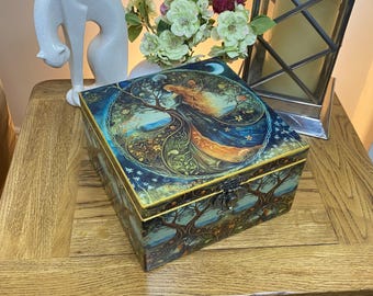 Caja de madera decorada a mano con la técnica del decoupage. Rueda de las estaciones encantada.