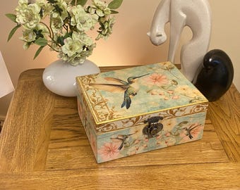 Caja de madera decorada a mano en estilo decoupage. Diseño de colibrí y flor.