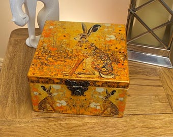 Caja de madera decorada al estilo decoupage. Diseño de la liebre dorada de Klimt.