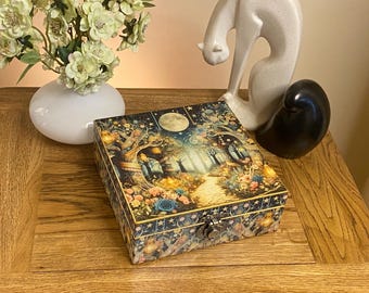 Caja de madera decorada a mano en estilo decoupage. Diseño caprichoso de bosque encantado.