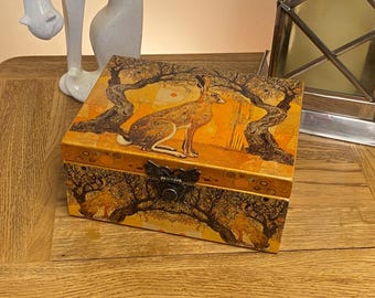Caja de madera decorada con la técnica del decoupage. Diseño de la liebre de Klimt.