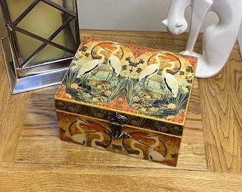 Caja rectangular de madera estilo decoupage. Diseño de garza victoriana.