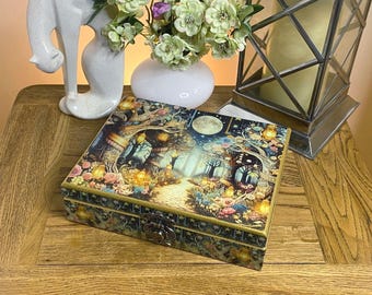 Caja de madera decorada a mano en estilo decoupage. Diseño caprichoso de bosque encantado.
