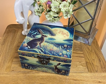 Caja de madera decorada a mano con la técnica del decoupage. Diseño de liebre y luna encantadas.