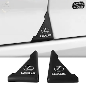 Pode incluir: Um conjunto de protetores de borda de porta de carro triangulares pretos com o logotipo e o texto Lexus em prata. Estes acessórios de proteção são projetados para se ajustar à borda da porta de um veículo, com duas unidades mostradas.