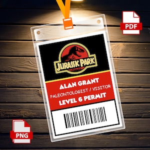 Puede incluir: Un porta credencial de plástico transparente con un cordón. La credencial presenta el logotipo de Jurassic Park, el nombre "ALAN GRANT" y el texto "PALEONTÓLOGO / VISITANTE NIVEL 6 PERMISO". Un código de barras está impreso en la parte inferior.