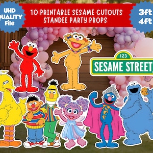 Puede incluir: Un conjunto de diez recortes de personajes de Barrio Sésamo, incluyendo a Elmo, Big Bird y Cookie Monster. Los recortes son coloridos y se destacan sobre un fondo de globos y una valla de madera. El texto en la imagen dice "10 recortes imprimibles de Barrio Sésamo Standee Party Props."