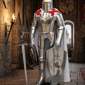 K&ouml;nnte beinhalten: Eine vollst&auml;ndige R&uuml;stung aus poliertem Stahlblech mit einem Helm mit goldenem Kreuz, einem wei&szlig;en Umhang mit roten Kreuzsymbolen und einem Kettenhemd. Die R&uuml;stung h&auml;lt einen gro&szlig;en Metallschild mit kreisf&ouml;rmigem Emblem neben einem Langschwert.
