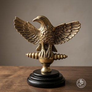 Bronsstaty av romersk örn av Aquila, replika av militärstandard, dekor av antikens Rom bild 1