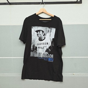 Willie Nelson 1973 Shotgun Willie Tee – Vintage Inspired Black Graphic Shirt – Country Music Legend