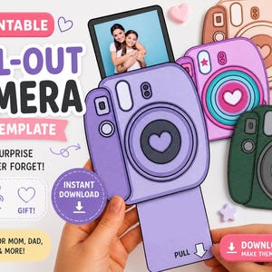 Può includere: Modello di biglietto con fotocamera estraibile stampabile fai-da-te in viola, rosa, marrone e verde. La fotocamera viola ha una linguetta estraibile e un design a cuore. Il modello di biglietto include il testo "Una dolce sorpresa che non dimenticheranno mai!" e "Scarica ora".