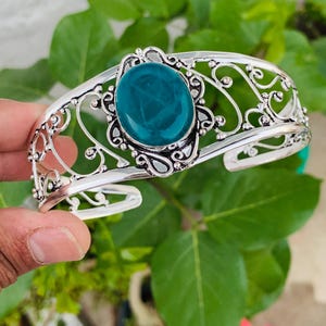 Armband med syntetisk apatitsten | Armband med oxiderat tyskt silver | Handgjorda bohemiska smycken | Justerbar manschett med blå ädelsten