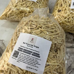 Zelfgemaakte biologische noedels: natuurlijke, traditionele Turkse smaak