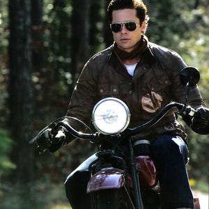 Handgjord motorcykeljacka i kohud: Brad Pitts "Benjamin Button"-stil