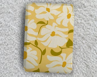 Capa para Kindle Paperwhite Groovy Beige Daisy com fecho magnético removível, estilo boho floral, ideal para Kobo Clara/Libra. Presente minimalista para ela.