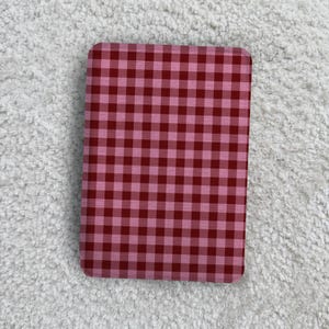 Könnte beinhalten: Ein rechteckiger Stoff mit einem rot-rosa Vichy-Muster. Der Stoff hat ein klassisches Karomuster mit einem sich wiederholenden Muster aus Quadraten in zwei Rot- und Rosatönen. Geeignet für Näh- oder Bastelprojekte.