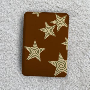 Può includere: Una tazza di ceramica bianca con manico nero e la scritta "But First, Coffee" in grassetto nero. La tazza è posta su uno sfondo neutro, evidenziando il suo design semplice.
