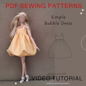 Puede incluir: Una muñeca con un vestido abombado amarillo con lunares blancos. El vestido tiene un escote cuadrado y tirantes finos. La imagen incluye el texto "PDF SEWING PATTERNS", "Simple Bubble Dress" y "VIDEO TUTORIAL". La muñeca mide unos 29 cm.