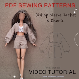 Puede incluir: Una muñeca viste una chaqueta corta de color beige con mangas obispo y pantalones cortos a juego, junto con un top corto floral. La imagen incluye el texto: PDF SEWING PATTERNS, Bishop Sleeve Jacket & Shorts, For 11,5 inch doll, VIDEO TUTORIAL.