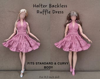 Könnte beinhalten: Zwei Puppen in rosa Neckholder-Kleidern mit Rüschen. Das Bild enthält den Text "PDF SEWING PATTERNS", "Halter Backless Ruffle Dress", "FITS STANDARD & CURVY BODY", "Für 29,2 cm Puppe" und "VIDEO TUTORIAL".