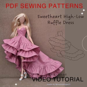 Puede incluir: Una muñeca con un vestido malva de escote corazón, volantes y bajo asimétrico. La imagen incluye el texto PDF SEWING PATTERNS, Sweetheart High-Low Ruffle Dress, For 11.5 inch doll, VIDEO TUTORIAL y made by @mumuproject1.