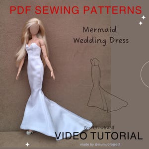 Può includere: Una bambola con lunghi capelli biondi indossa un abito da sposa bianco a sirena senza spalline. Il testo recita: PDF SEWING PATTERNS Mermaid Wedding Dress, For 11,5 inch doll, VIDEO TUTORIAL, made by @mumuproject1. Include un disegno.