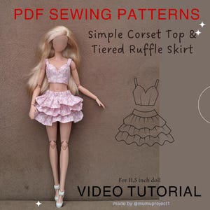 Puede incluir: Una muñeca con un top tipo corsé floral rosa claro y una falda de volantes a juego. La imagen incluye un dibujo lineal negro del conjunto, el texto PDF SEWING PATTERNS Simple Corset Top & Tiered Ruffle Skirt y For 11,5 inch doll.