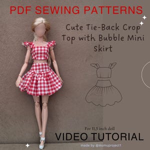 Puede incluir: Una muñeca con un top corto y una minifalda de burbuja en cuadros vichy rojos y blancos. El texto dice: PDF SEWING PATTERNS, Cute Tie-Back Crop Top with Bubble Mini Skirt, For 11,5 inch doll, VIDEO TUTORIAL, made by @mumuproject1. Incluye un dibujo.