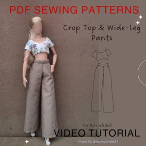Könnte beinhalten: Eine Puppe trägt ein weißes kurzärmeliges bauchfreies Oberteil mit buntem Blumenmuster und eine einfarbige hellbraune weite Hose. Das Bild enthält den Text PDF SEWING PATTERNS, Crop Top & Wide-Leg Pants, For 11,5 inch doll, und VIDEO TUTORIAL.