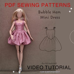 Pode incluir: Uma boneca com longos cabelos loiros veste um minivestido rosa com estampa de estrelas brancas e bainha bufante. O texto diz PDF SEWING PATTERNS, Bubble Hem Mini Dress, For 11,5 inch doll, VIDEO TUTORIAL e made by @mumuproject1.