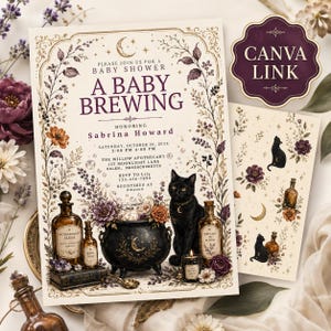 Può includere: Un invito rettangolare per baby shower con il testo A BABY BREWING, un calderone nero, un gatto nero, flaconi da speziale etichettati Motherhood Elixir e Dreams in Bloom e illustrazioni floreali con dettagli di lune dorate.