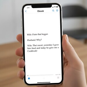 Op de afbeelding: Een smartphone toont een e-boekpagina met de titel "Ebook". De tekst op het scherm presenteert een korte dialoog tussen een vrouw en haar man over een bedelaar. De telefoon wordt in de hand van een persoon gehouden.