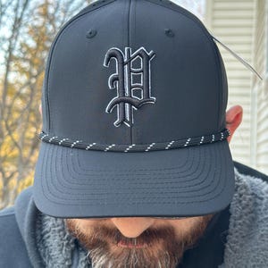 Boné Trucker bordado personalizado com corda: seis painéis perfurados personalizados e fecho ajustável nas costas