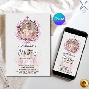 Puede incluir: Una invitación de bautizo con la foto de un bebé rodeada de flores rosas. La invitación incluye el texto "Bautizo de nuestra hija Eva Jackson" y los detalles del evento. Un smartphone muestra el mismo diseño.