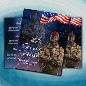 Op de afbeelding: Herdenkingskaarten met een portret van een man in militair uniform, tegen een achtergrond van een Amerikaanse vlag. De kaarten tonen de tekst "In Loving Memory", de naam "Daniel Philip" en data. Andere tekst bevat namen en zinnen.