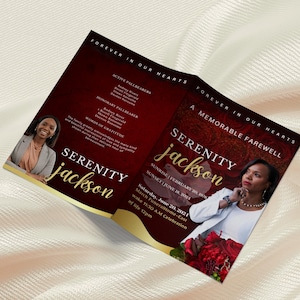 Può includere: Un programma di servizio commemorativo con un design bordeaux e oro. La copertina presenta il nome "Serenity Jackson" in elegante scrittura, con foto di Serenity. Il programma include i dettagli del servizio e un elenco di portatori.