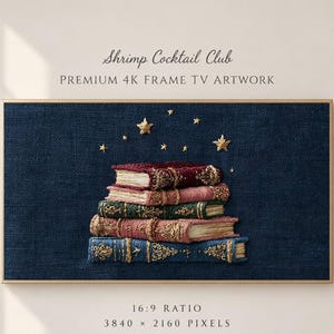 Pode incluir: Uma obra de arte digital para TV tipo moldura com uma pilha de cinco livros de estilo vintage com detalhes dourados ornamentados sobre um fundo azul-marinho texturizado. Acima dos livros há pequenas estrelas douradas. Texto Shrimp Cocktail Club.