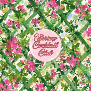 Könnte beinhalten: Ein Muster aus grünem Rankgitter, durchflochten mit rosa Blüten und grünen Blättern. In der Mitte befindet sich ein hellrosa kreisförmiges Emblem mit dem Text "Shrimp Cocktail Club" in einer stilisierten, dunkelrosa Schreibschrift.
