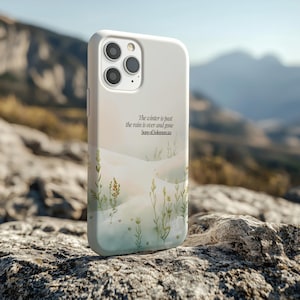Może przedstawiać: Białe etui na telefon z motywem inspirowanym naturą. Etui przedstawia akwarelowy krajobraz z zielonymi i żółtymi roślinami oraz tekst "The winter is past the rain is over and gone Song of Solomon 2:11."