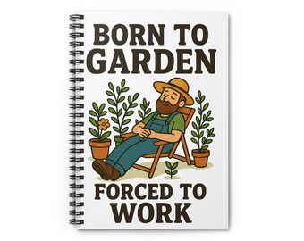 Könnte beinhalten: Spiralgebundenes Notizbuch mit dem Text "BORN TO GARDEN FORCED TO WORK". Das Cover zeigt eine Karikatur eines entspannten Gärtners mit Strohhut, Latzhose und grünem Hemd, der sich in einem Holzstuhl entspannt, umgeben von Topfpflanzen.