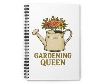 Könnte beinhalten: Ein weißes Spiralnotizbuch mit einer Illustration einer beigen Gießkanne, die mit Blumen gefüllt ist. Der Text "GARDENING QUEEN" ist in brauner Schriftart unter der Gießkanne aufgedruckt. Ideal für Gärtner.