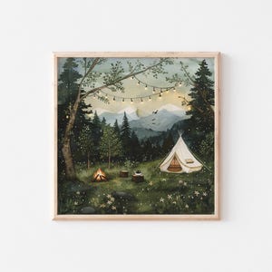 Peut inclure: Une peinture à l'aquarelle encadrée représente une scène de camping sereine. Une tente blanche est installée dans une clairière herbeuse, avec un feu de camp et des guirlandes lumineuses. L'arrière-plan présente une forêt, des montagnes et un ciel crépusculaire.