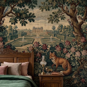 Op de afbeelding: Een slaapkamer met een bedframe van donker hout, een groen fluwelen dekbed en roze kussens. De muur is bedekt met een muurschildering van een landschap met grote bomen, vogels, bloeiende struiken, een vos en een landhuis in de verte.