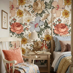 Può includere: Una camera da letto con carta da parati floreale con grandi rose e margherite, un comodino in legno con lampada e bambola, una sedia in legno con cuscino color corallo e trapunta, e un letto con cuscini blu e marroni e una coperta gialla.