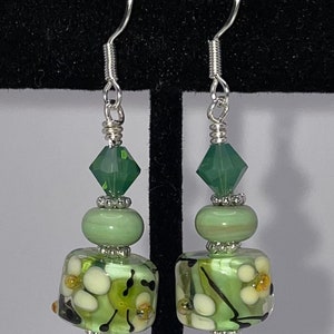 Handgemaakte oorbellen, lampwerk oorbellen, ambachtelijke sieraden, groene bloemen oorbellen, bloem oorbellen