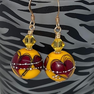 Boucles d&#39;oreilles bordeaux et dorés en forme de coeur, coeurs esquissés, boucles d&#39;oreilles bling, jaune moutarde, coeur rouge, bijoux pour femme