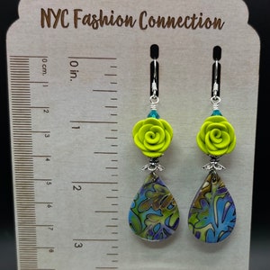 Handgemaakte polymeerklei lime groene roos oorbellen, gouden, groene en blauwe oorbellen, OOAK, sterling sieraden