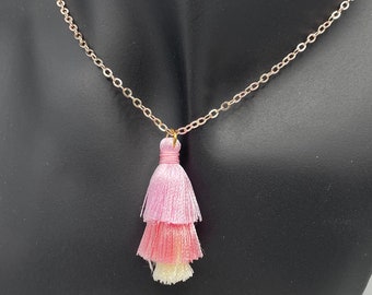 Mooie boho roze en crème gelaagde kwastje hanger ketting, rosé goud gekleurde 24 "ketting, OOAK